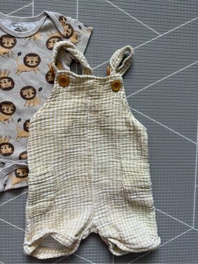 Gerber|Lion Print Bodysuit & Yellow Gingham Overalls Set
